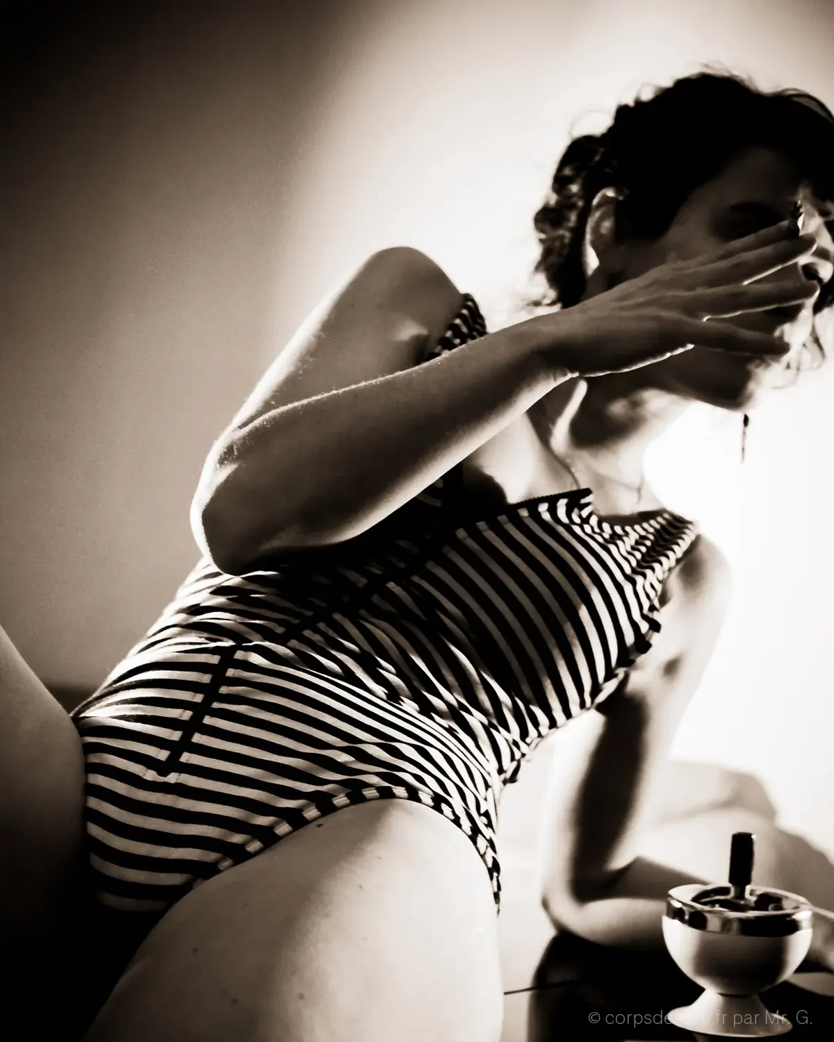 Marion en tenue rayée, photographiée en contre-plongée