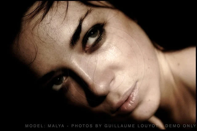 Malya allongée, gros plan sur le visage dans une lumière chaude