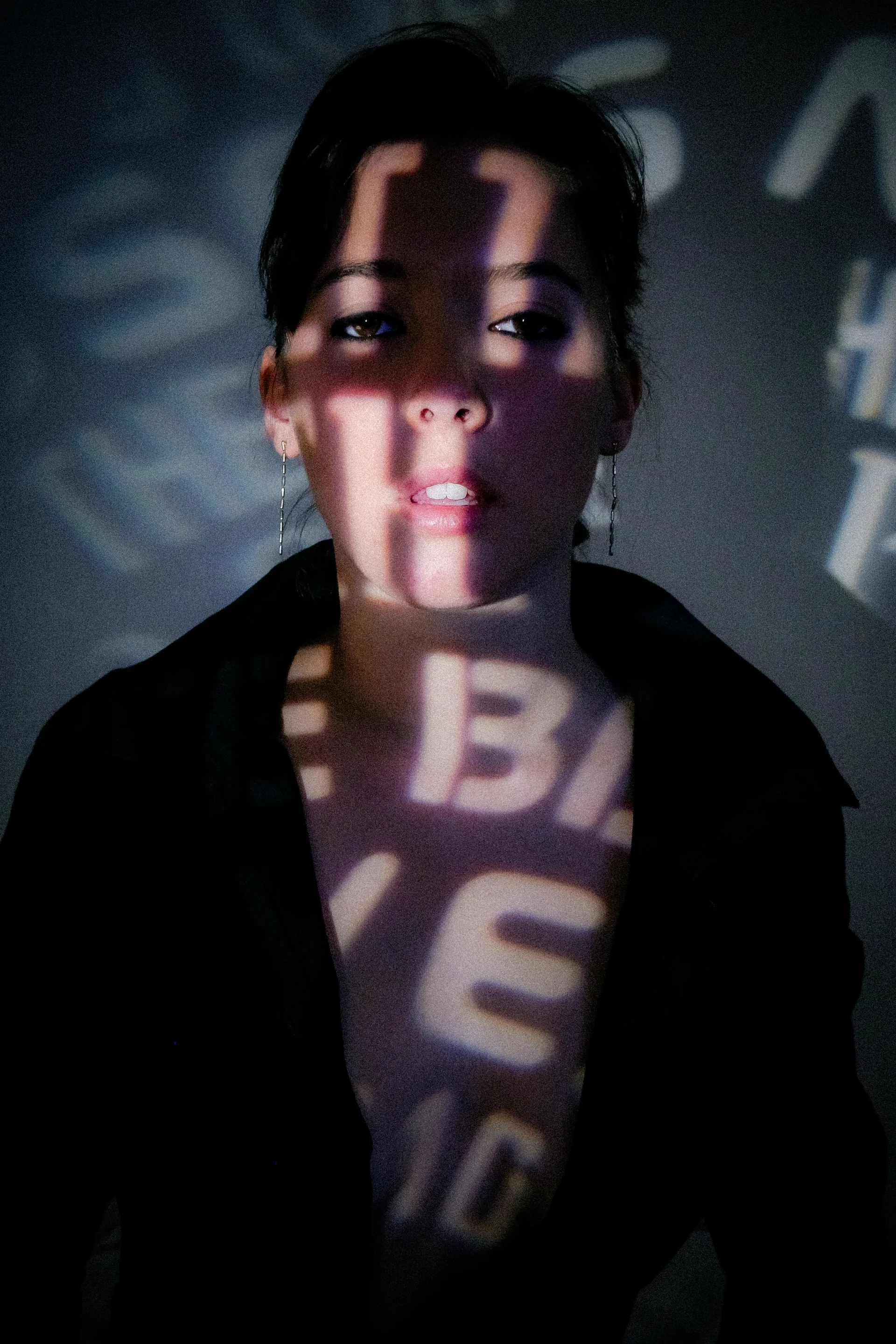 Marine dans l’obscurité, des lettres lumineuses projetées sur le visage et le buste