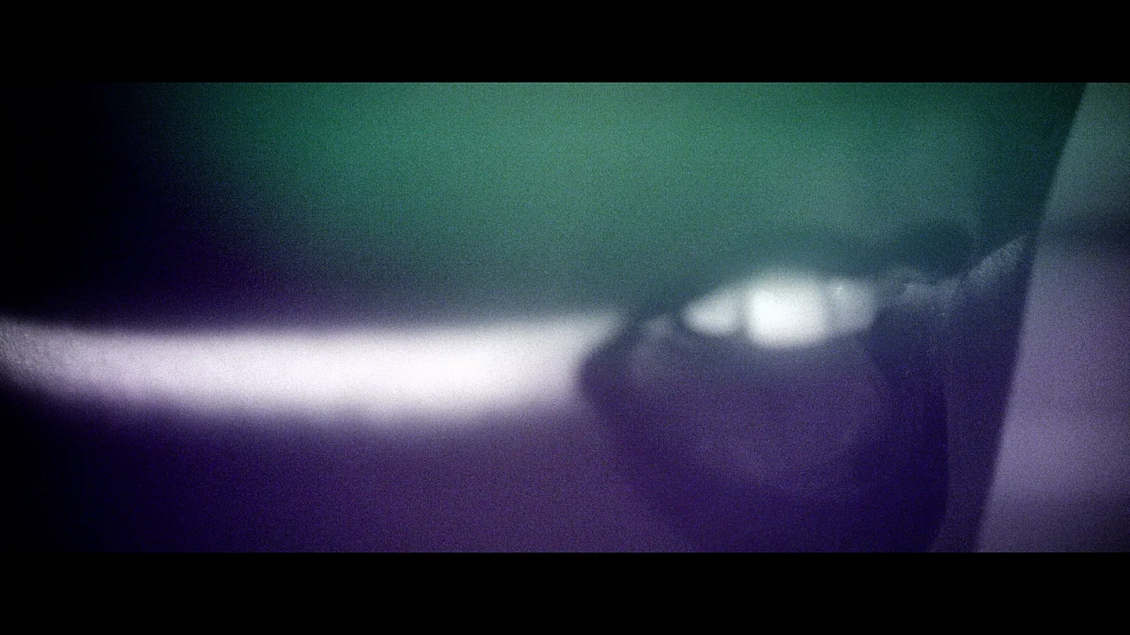 Détail de silhouette dans une lumière verte et violette