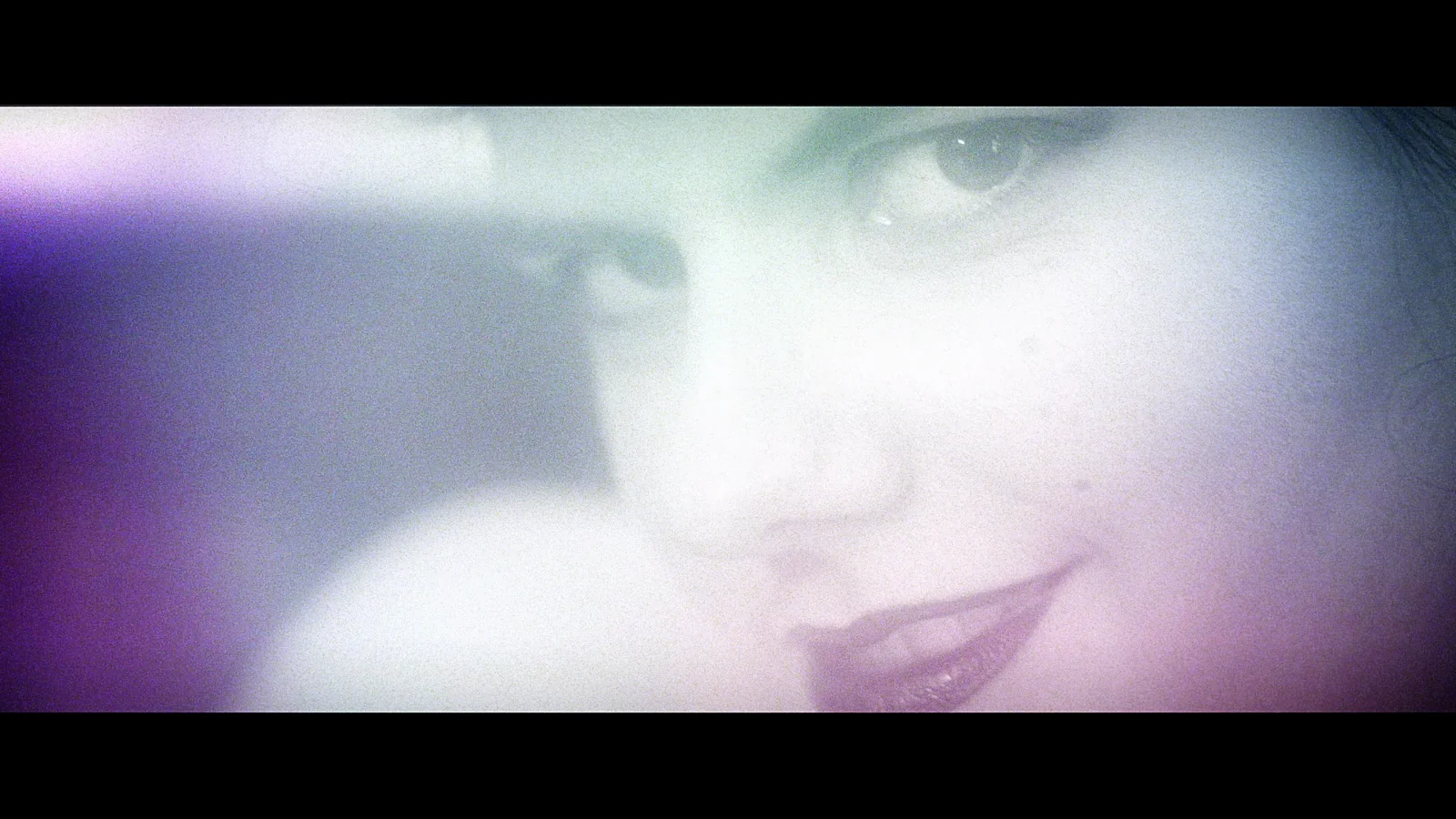 Regard de Mademoiselle Chérie dans une lumière diffuse colorée