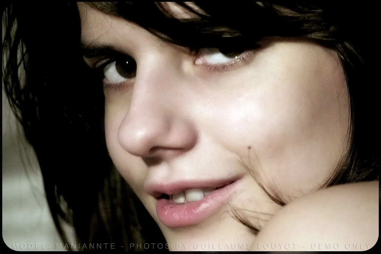 Portrait rapproché de Mademoiselle Chérie, regard vers l’objectif