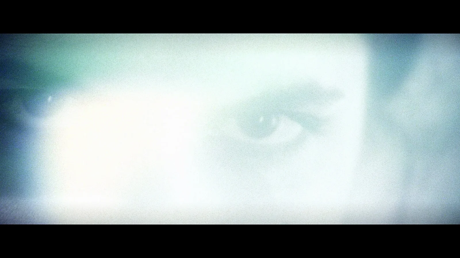 Fragment de regard derrière une lumière diffuse