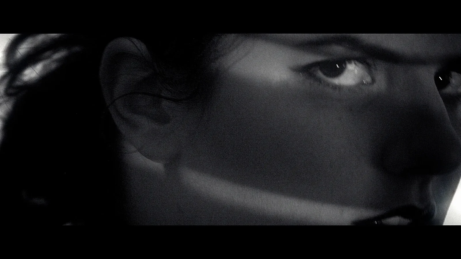 Regard en noir et blanc, ombres de stores sur le visage