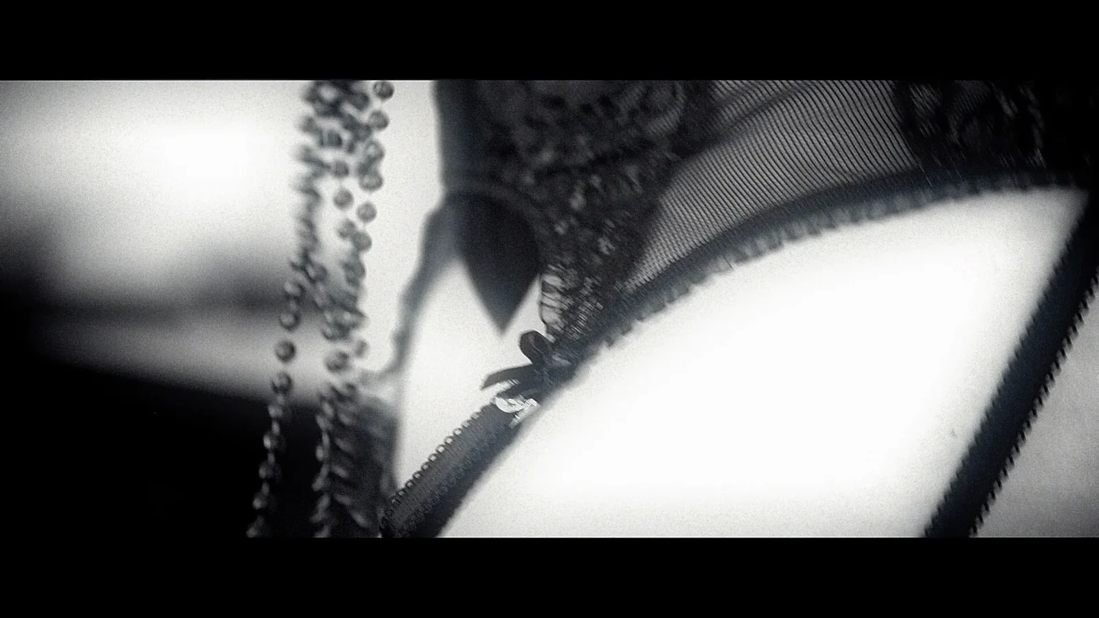Détail de corset et de collier en noir et blanc